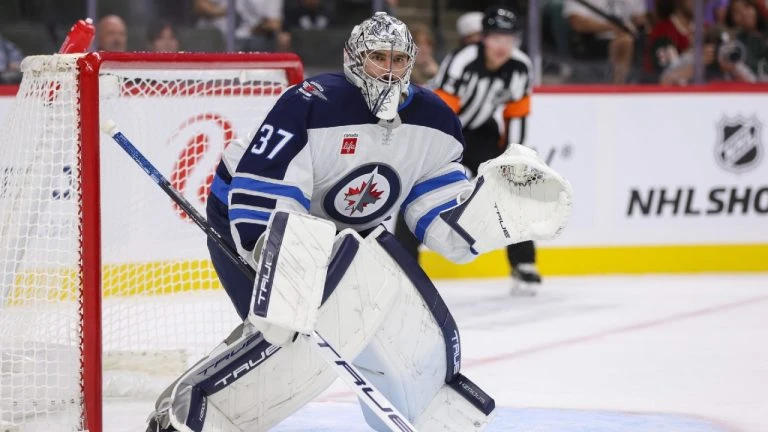 Connor Hellebuyck Raih Hart & Vezina Trophy